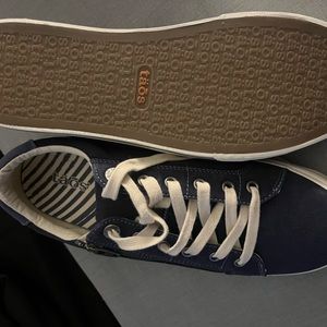 Navy Taos size 10 never worn fits like a 9